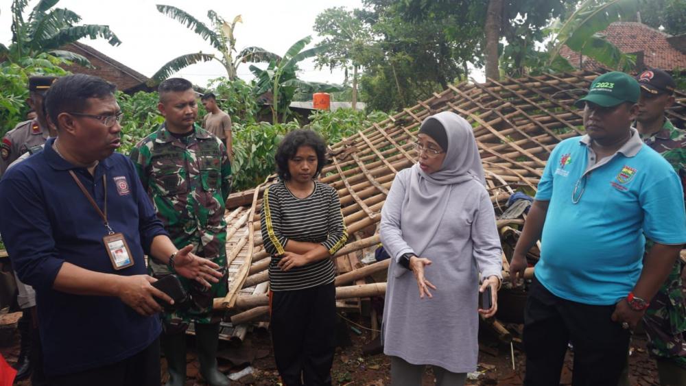 Pj Bupati Batang Berikan Bantuan Renovasi Rumah Terdampak Angin Puting Beliung