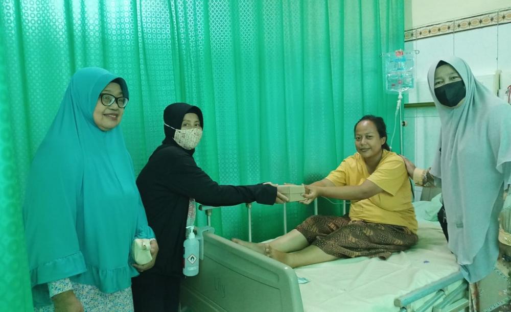 Ringankan Beban, GOW Bagikan Takjil Bagi Keluarga Pasien