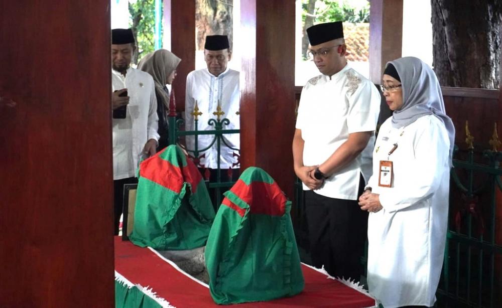 Jelang HUT Batang Ke-58, Pj Bupati Ziarah ke Makam Kyai Mandurorejo