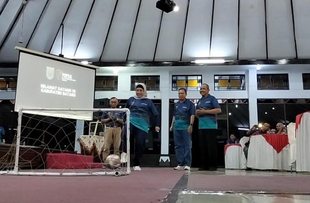 Pj Bupati Batang Tendang Bola, Tandai Pembukaan Popda