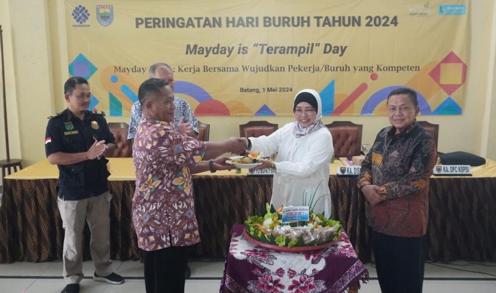 No Demo, Hari Buruh di Batang Potong Tumpeng