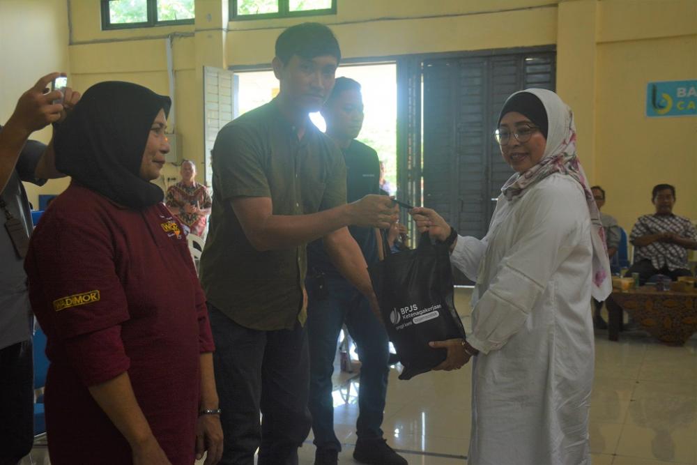 Peringati May Day 2024, BPJS Ketenagakerjaan Batang Bagikan Sembako Kepada Pekerja