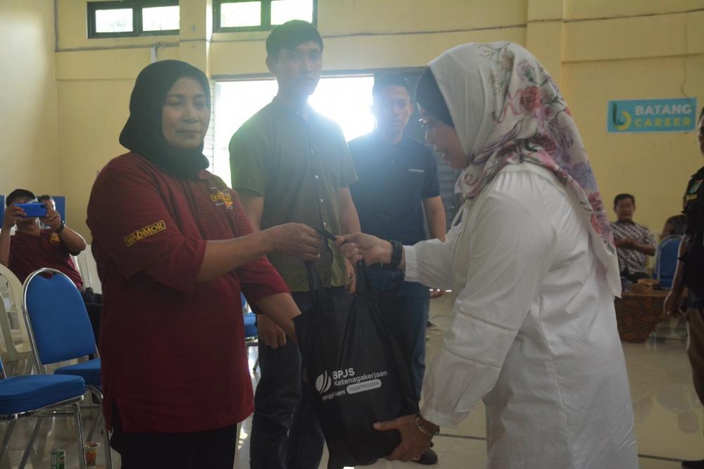 BERIKAN BANTUAN SEMBAKO