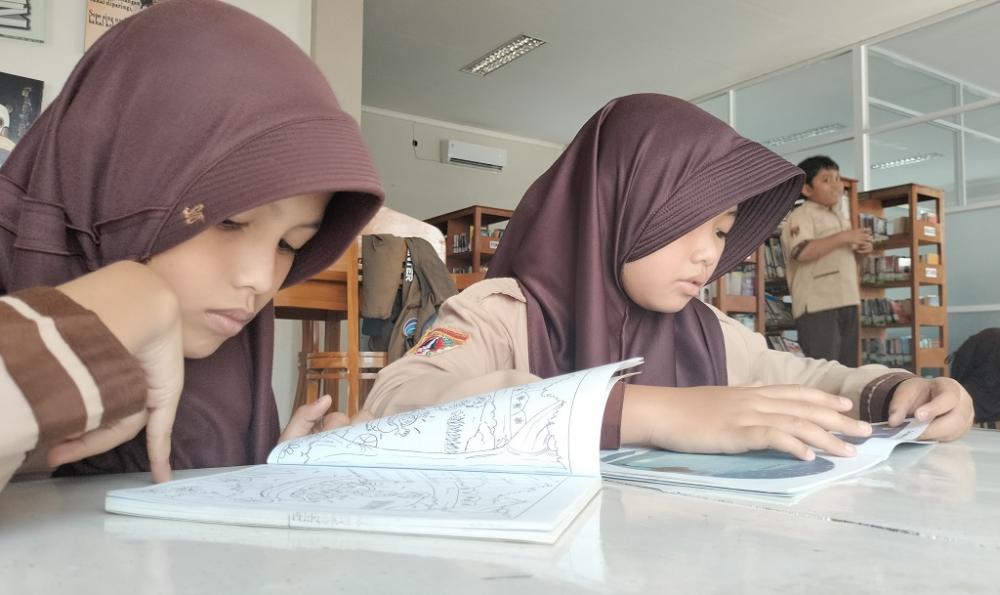 Persaingan Sengit Buku dan Gawai