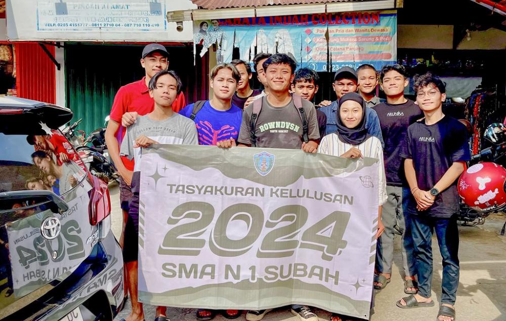 Rayakan Kelulusan Lebih Santun, Pelajar Smabah Bagikan Makanan