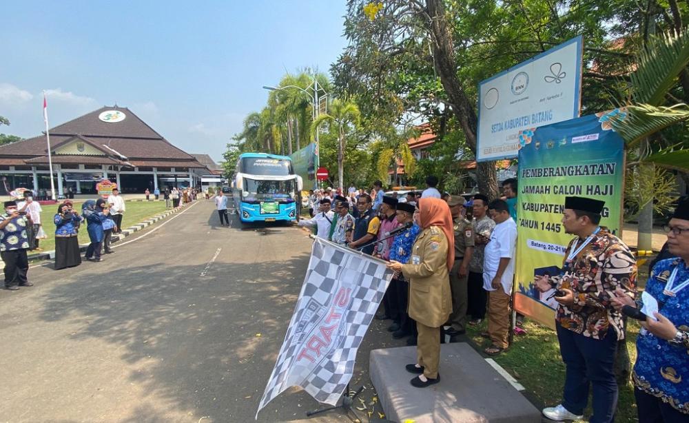 Pj Bupati Batang Berangkatkan 712 Calon Jemaah Haji ke Tanah Suci