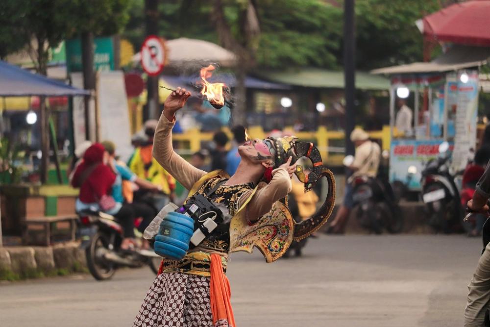 SENIMAN WAYANG ORANG