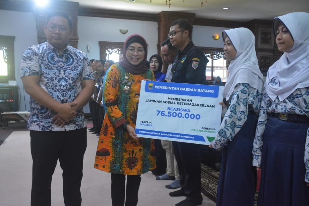 BPJS Ketenagakerjaan Batang Serahkan Santunan JKM dan Beasiswa