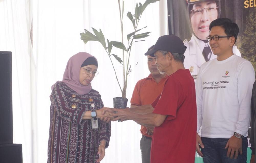 Peduli Kelestarian Lingkungan, Pj Bupati Batang Edukasi Pilah Sampah dan Tanam Pohon