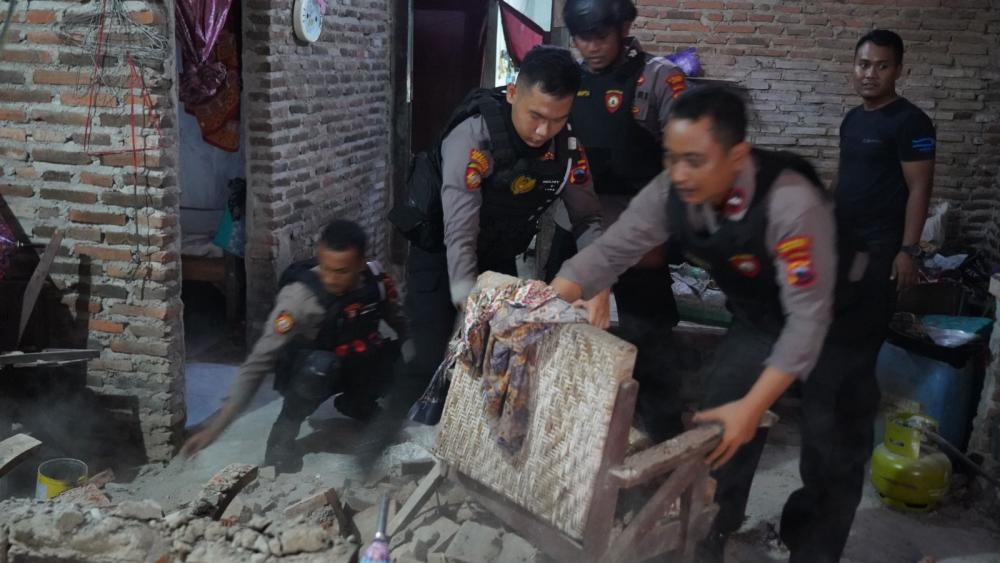 TNI/Polri Sigap Tangani Warga Terdampak Gempa Batang