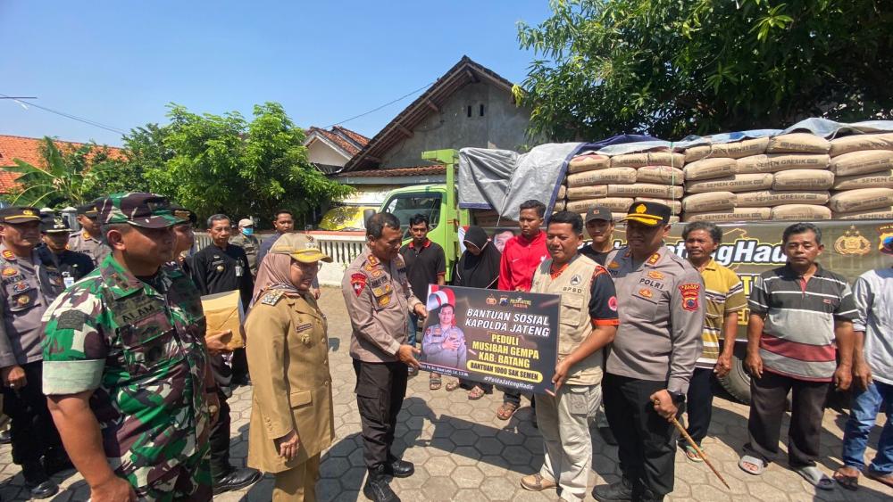Kapolda Jateng Serahkan 1.000 Sak Semen Untuk Penanggulangan Gempa di Batang