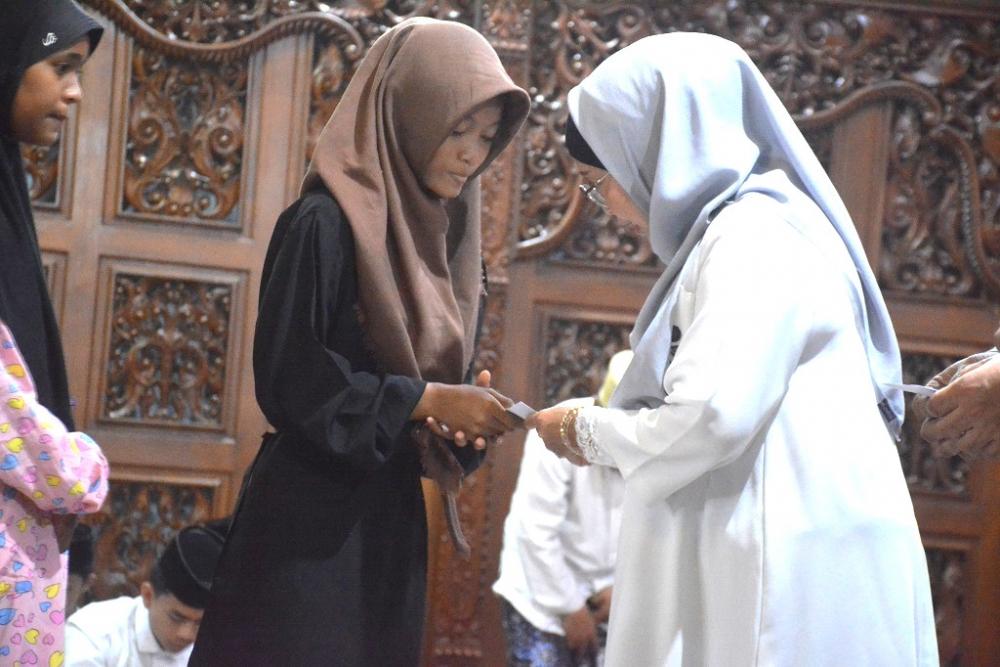 BERIKAN BANTUAN ANAK YATIM