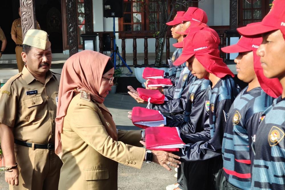 HUT Ke-79 RI, Pj Bupati Batang Canangkan Gerakan Pembagian 13.600 Bendera Merah Putih