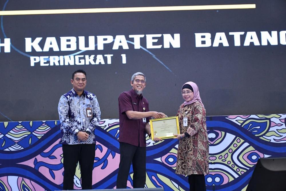 Transparansi Pengadaan Barang dan Jasa, Pj Bupati Batang Terima Dua Penghargaan Blangkon Award 2024