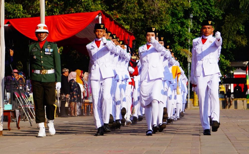 PASKIBRAKA MEMASUKI LAPANGAN UPACARA