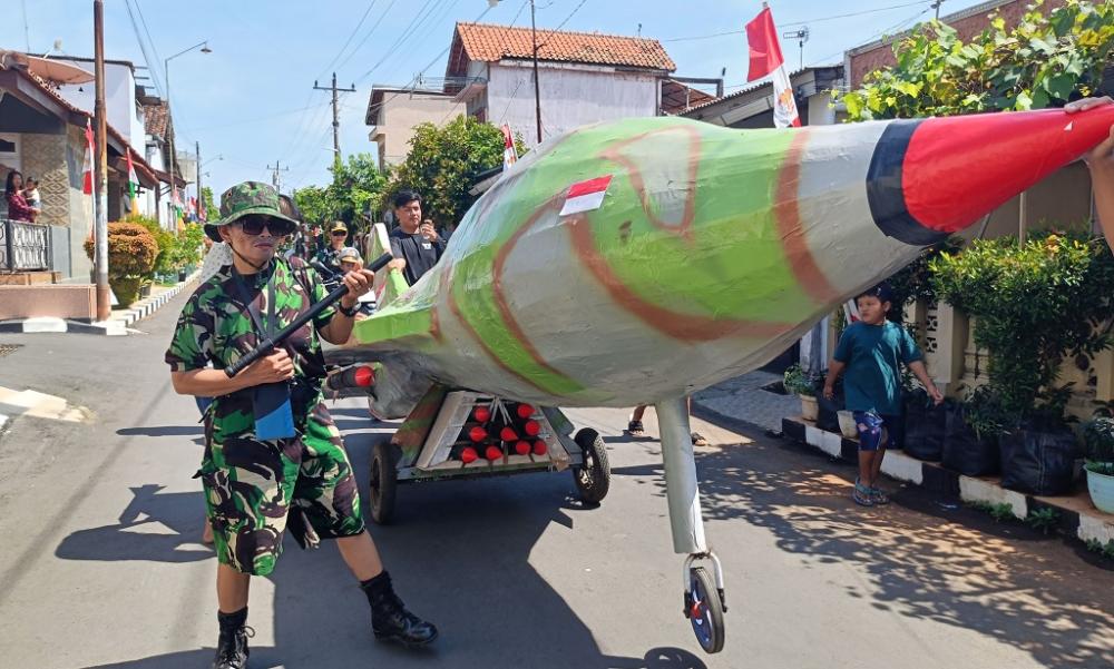 Megahnya Replika Pesawat Tempur, Wujud Kebhinnekaan Sambong Kebon