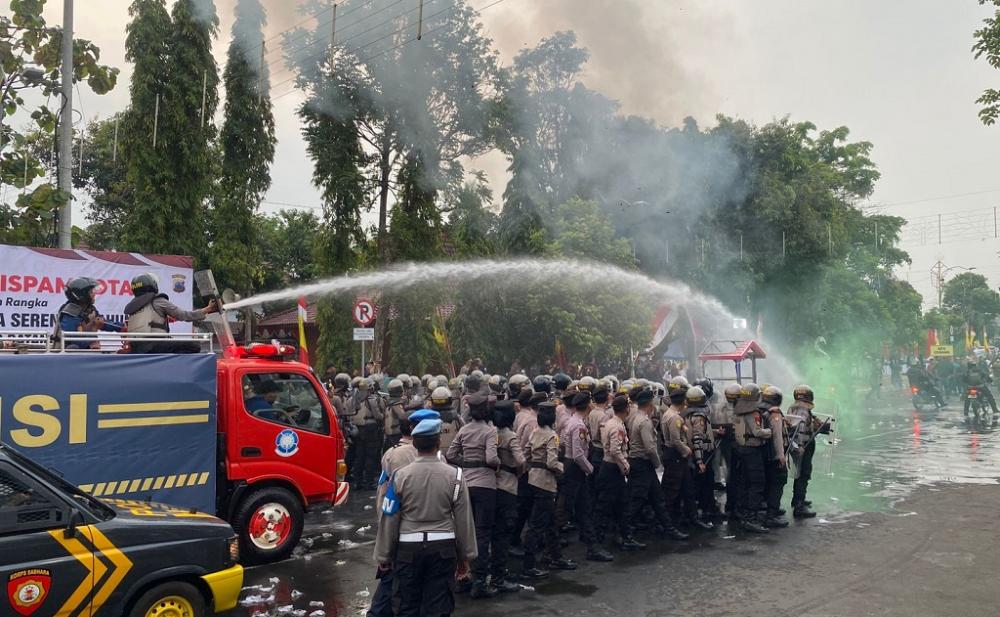 WATER CANON UNTUK BUBARKAN MASA