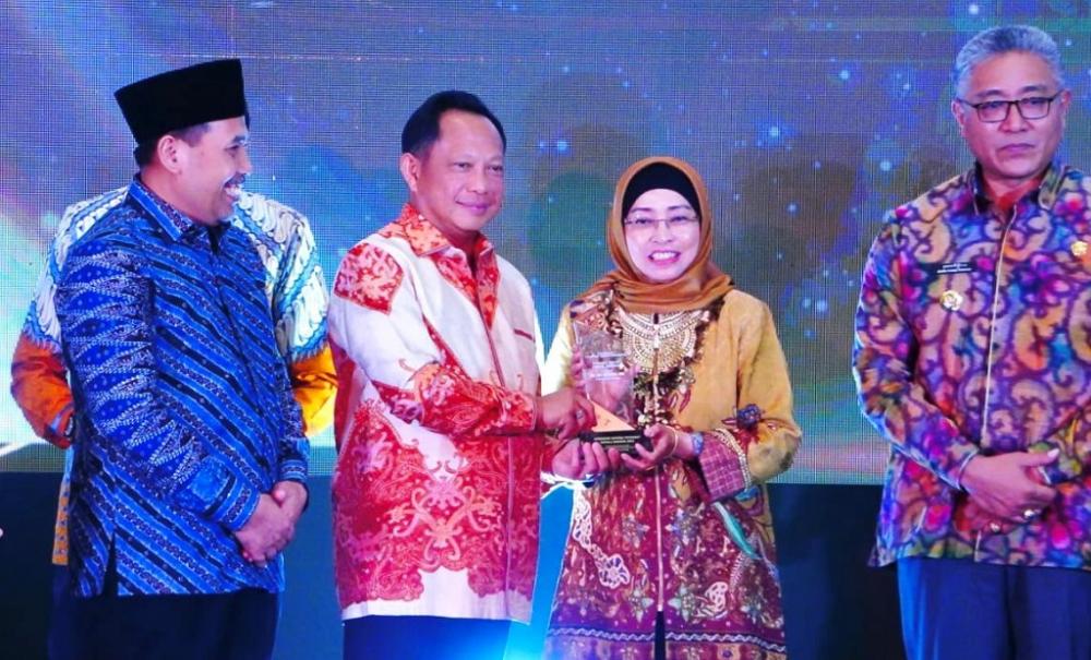 Pj Bupati Batang Terima Penghargaan Penjabat Kepala Daerah Kab/Kota Kategori Kinerja Total