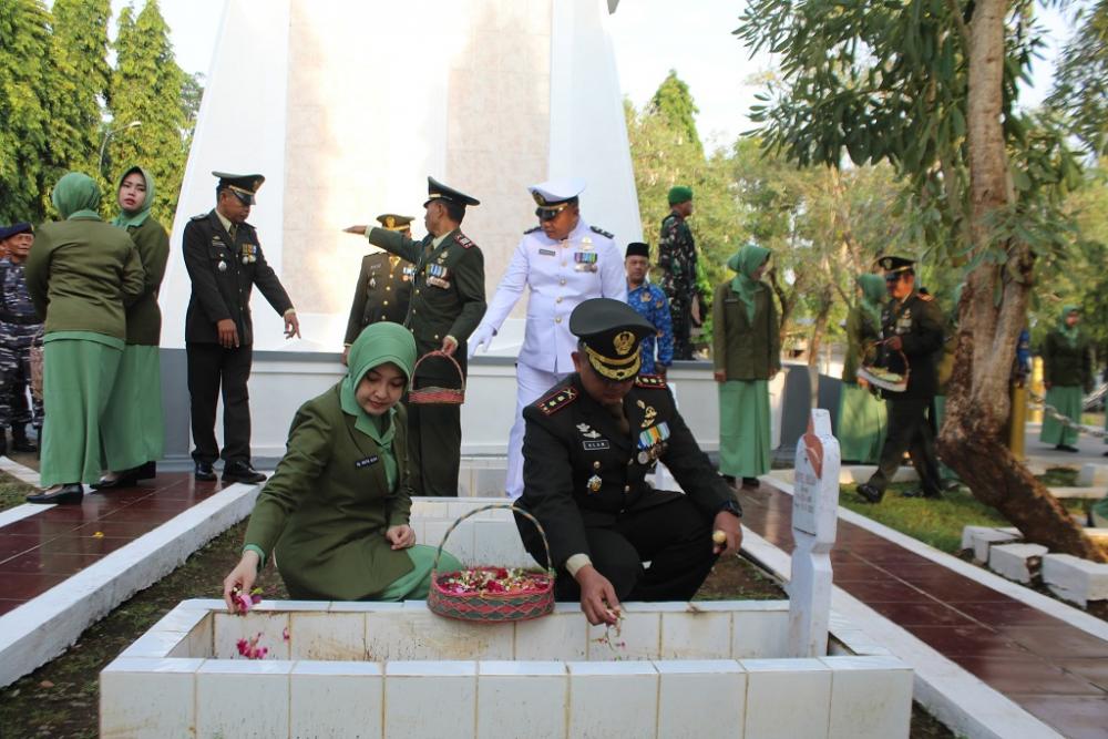 Jelang HUT TNI, Kodim Batang Ziarah TMP Kadilangu