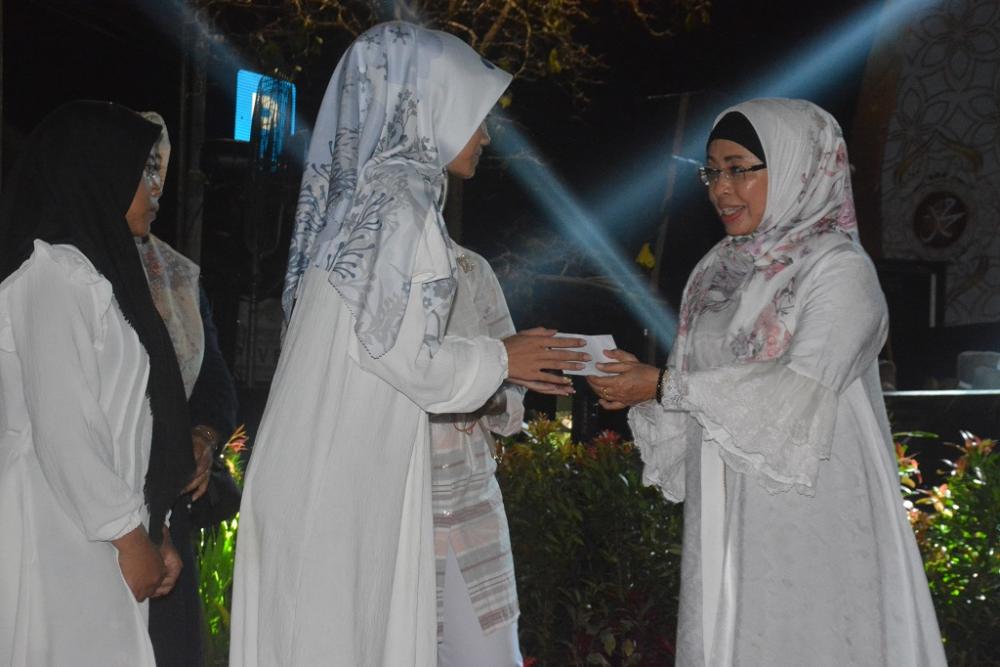 BERIKAN BANTUAN SANTRI