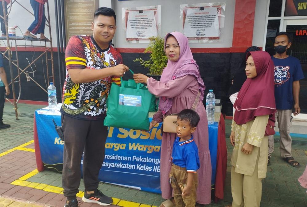 Eratkan Silaturahmi, Keluarga WBP Lapas Batang Dapat Paket Sembako
