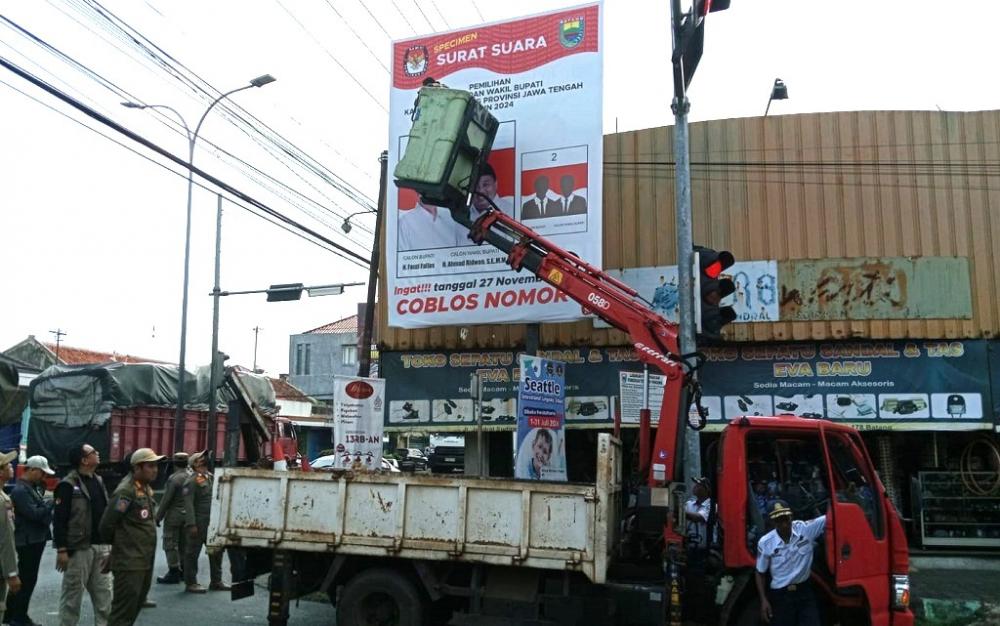 Bawaslu Batang Copot APK Paslon Bupati dan Wakil Bupati Gunakan Logo KPU dan Pemkab