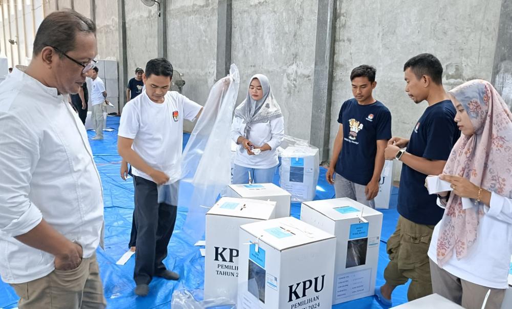 KPU BATANG SIAP DISTRIBUSIKAN LOGISTIK