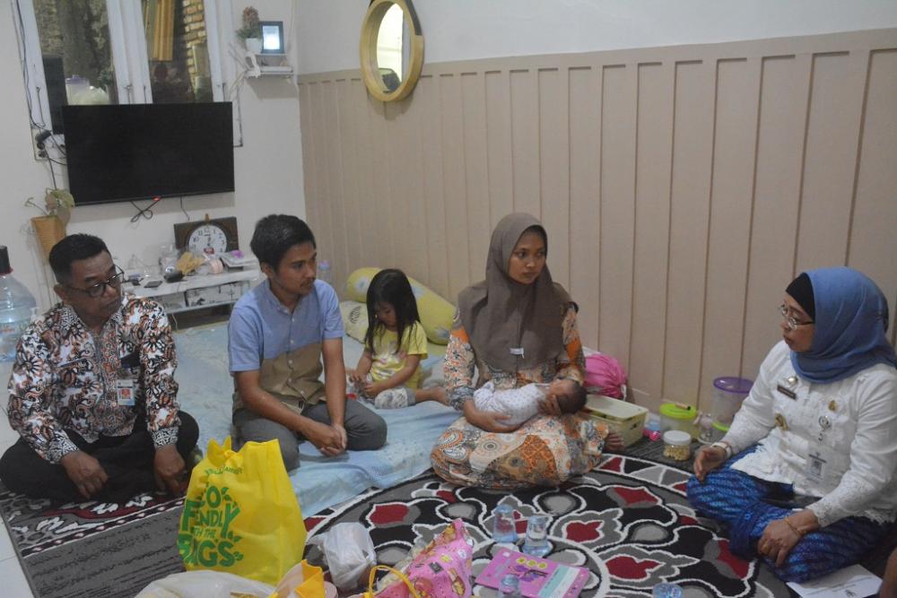 Pj Bupati Batang Beri Bantuan ke Bayi Berkelamin Ganda