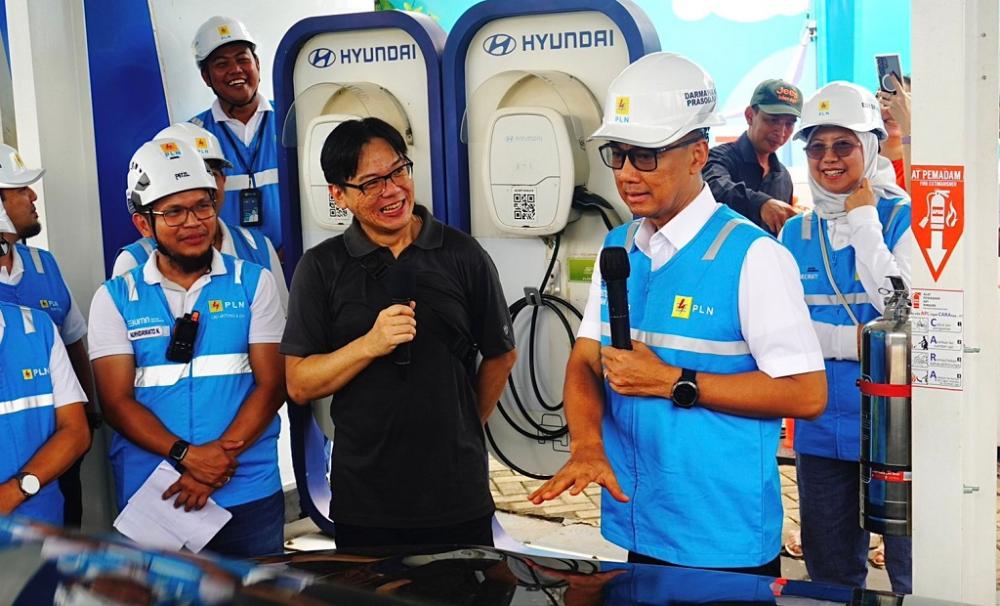 Pastikan Layani Pemudik Nataru, Dirut PLN Monitoring SPKLU ke Rest Area 379A Batang