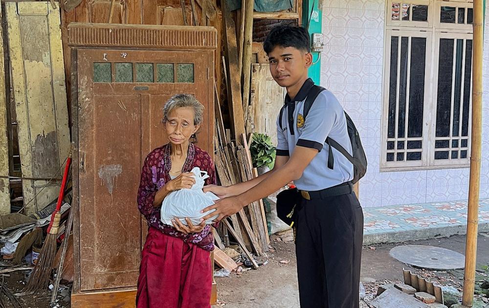 Sambut Tahun Baru, PPI Batang Bagikan Sembako