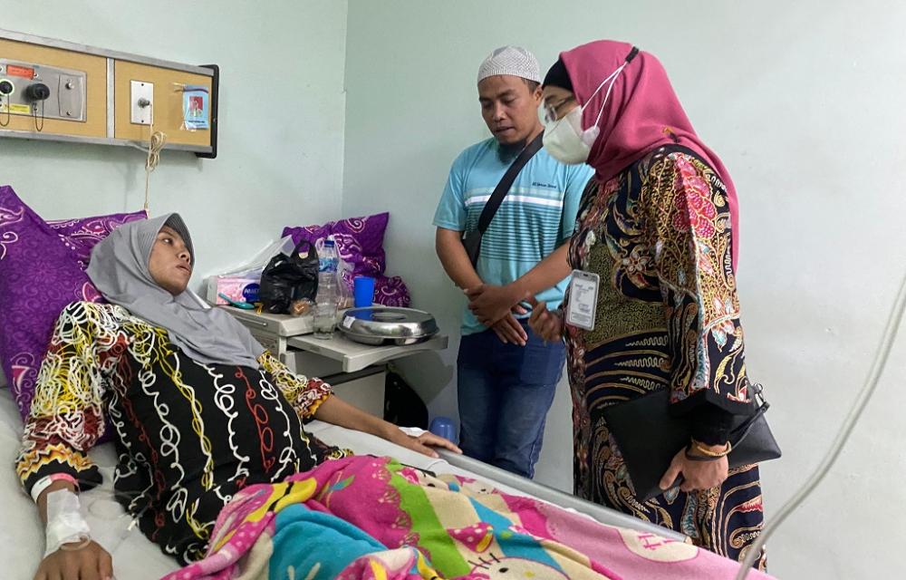 Pj Bupati Batang Sambangi Dua Warga Batang yang Sakit Kanker di RS Kariadi Semarang