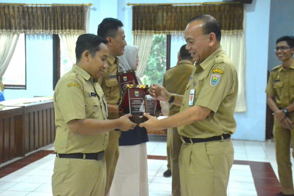 PENGHARGAAN PNS BERPRESTASI