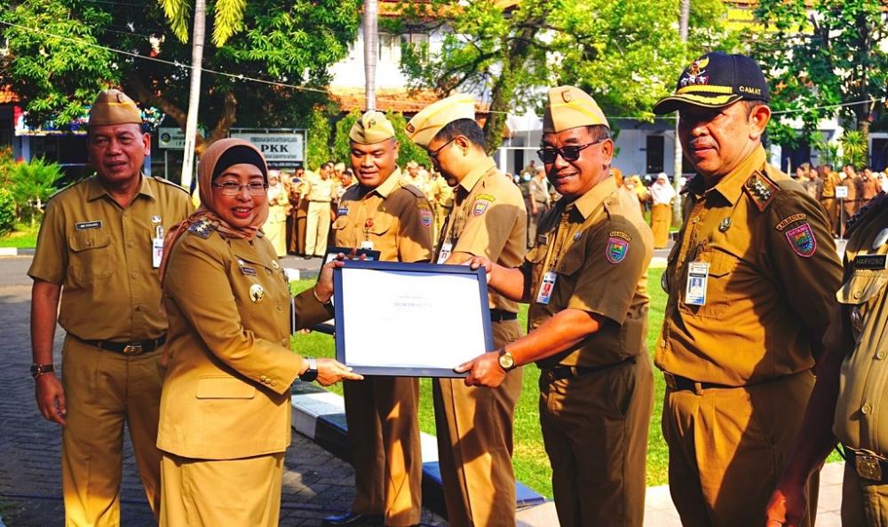 LHKPN Capai 100 Persen, Pj Bupati Batang Beri Penghargaan OPD Tercepat Melaporkan