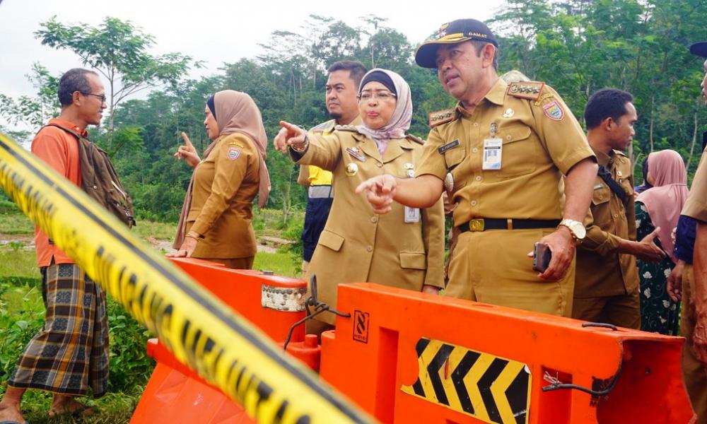 Terjadi Bencana Banjir Bandang, Pj Bupati Batang Sigap Tinjau Jembatan Yang Rusak