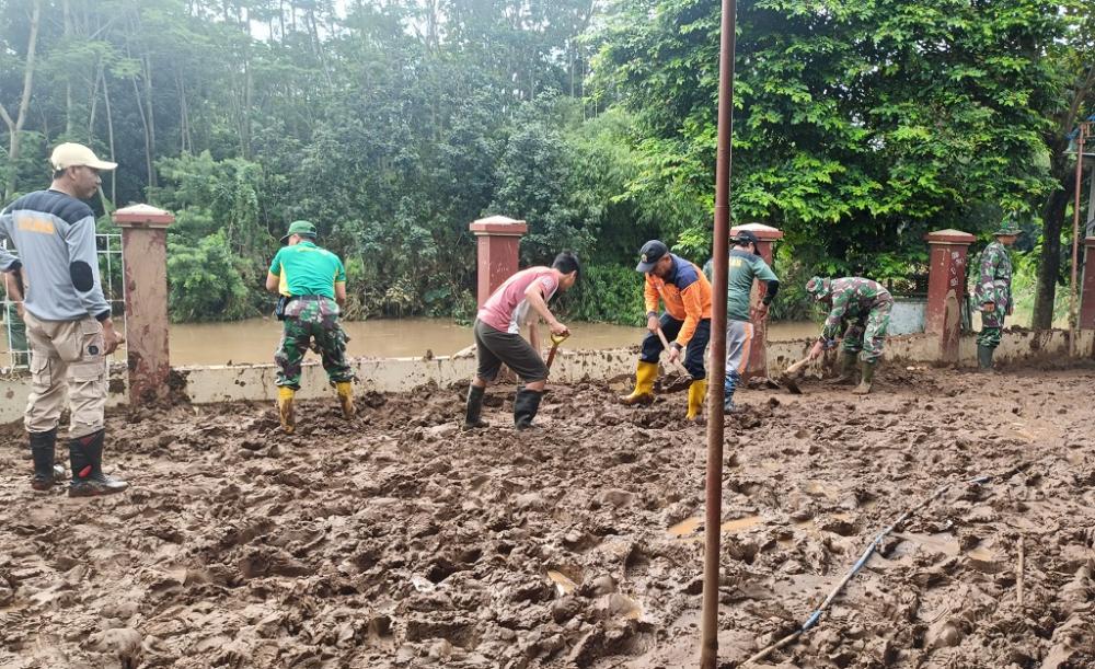 Luapan Sungai Sambong, Sisakan Lumpur Tebal
