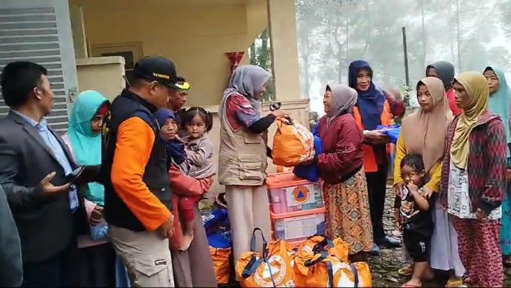 BPBD Salurkan Bantuan bagi Terdampak Banjir Kayulandak