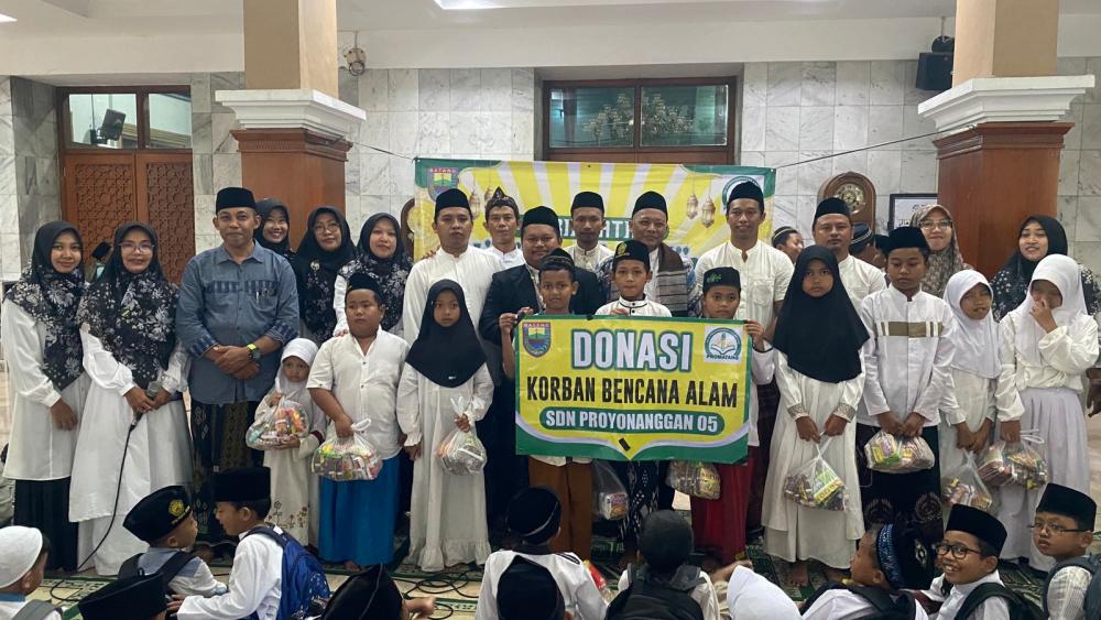 Peringati Isra Miraj, 313 Siswa SDN Proyonanggan 5 Batang Berikan Donasi Warga Terdampak Banjir