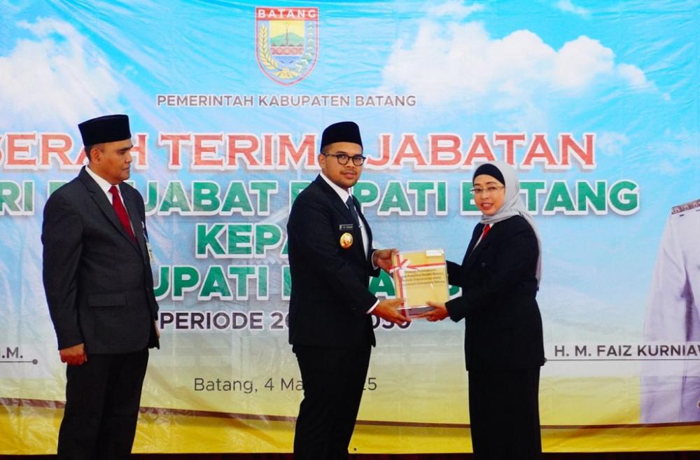 Pegiat Literasi Batang Abadikan Kepemimpinan Pj Bupati Dalam Sebuah Buku