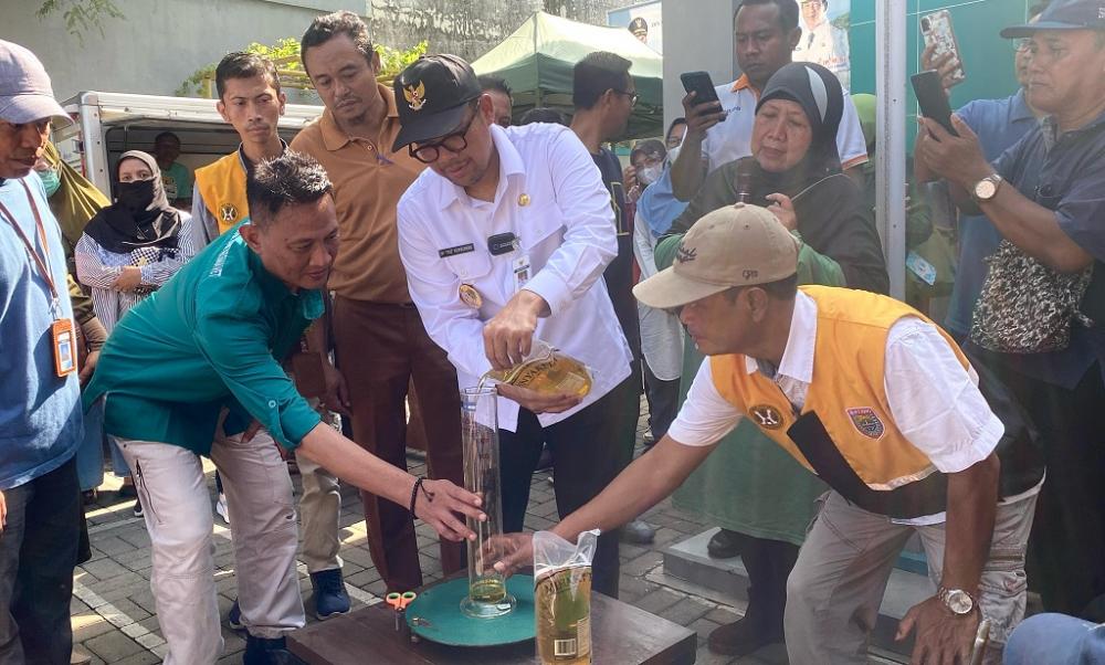 Cek Minyakita Sesuai Kemasan, Bupati Batang Apresiasi Bulog Telah Selektif Menjual Produknya