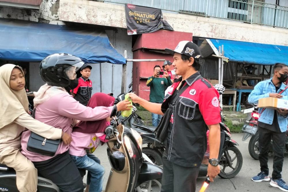 Tebarkan Berkah Ramadan, Oi Batang Bagikan Ratusan Takjil