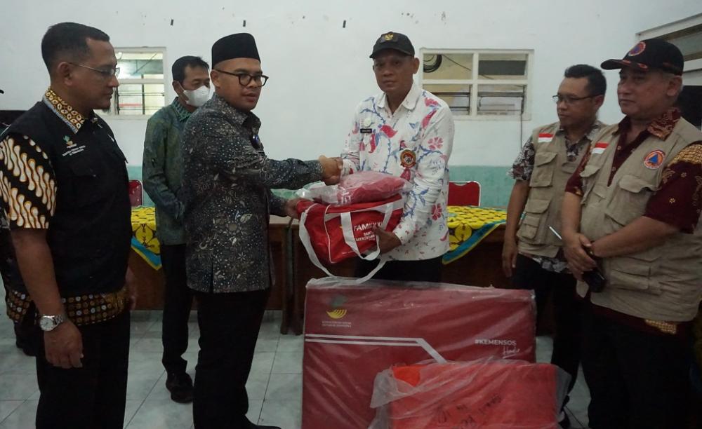 Bupati Batang Salurkan Bantuan Untuk Korban Puting Beliung