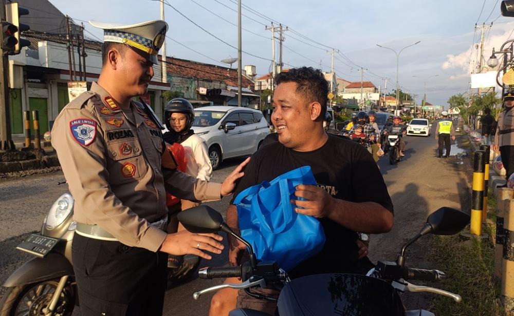 Tak Kenakan Helm, Pengendara Motor Justru Diminta Lafalkan Alfatihah