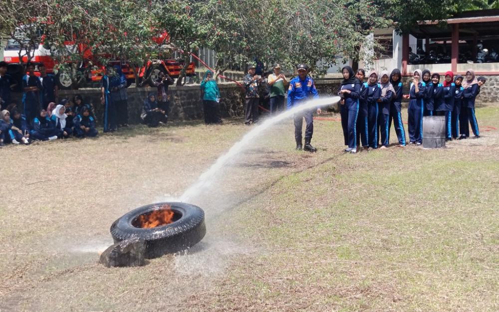 Tanggap Darurat, Pelajar SMABAH Ikuti Simulasi Penanganan Kebakaran