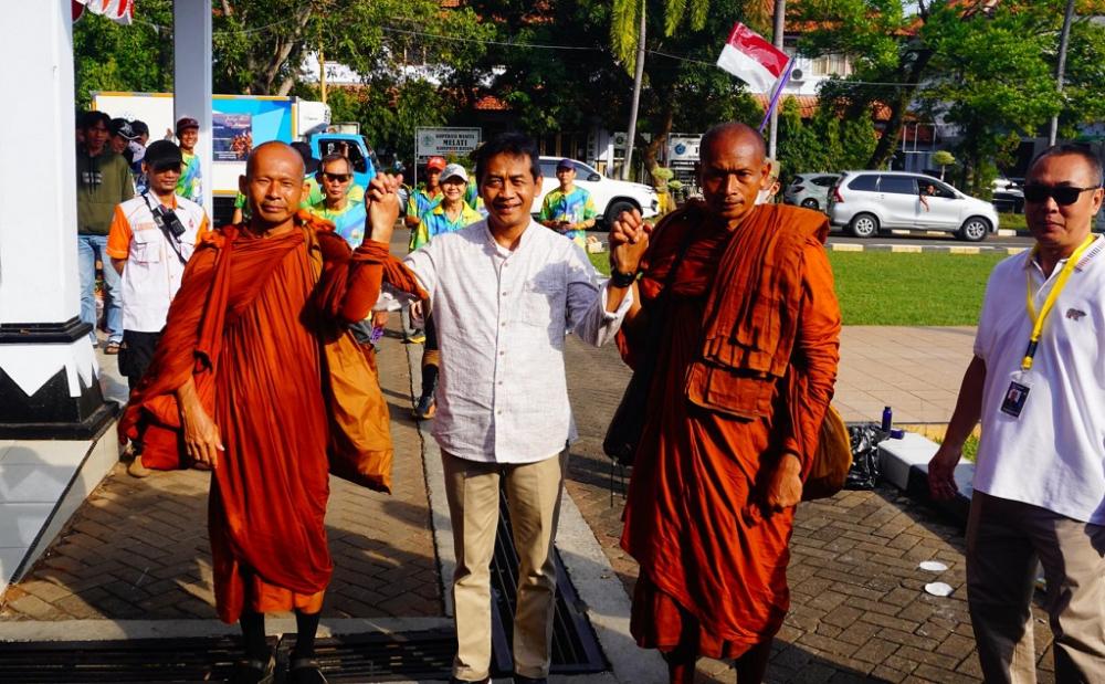 Tiba di Batang, 36 Biksu Disambut Wakil Bupati Saat Ritual Thudong