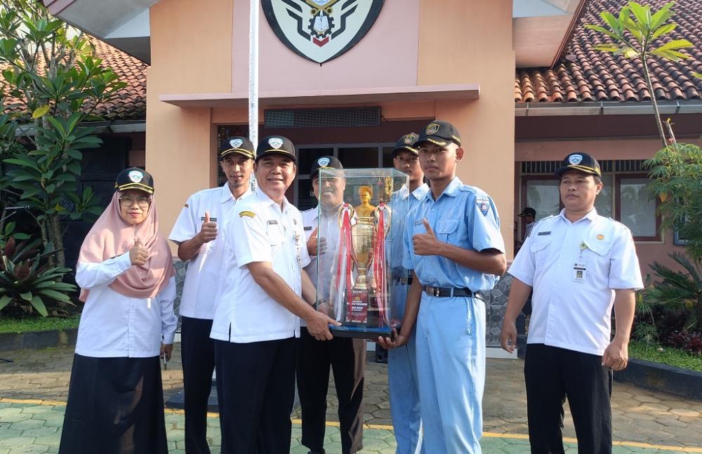 Borong Sejumlah Trofi, Jadi Kado Istimewa SMK Neswara