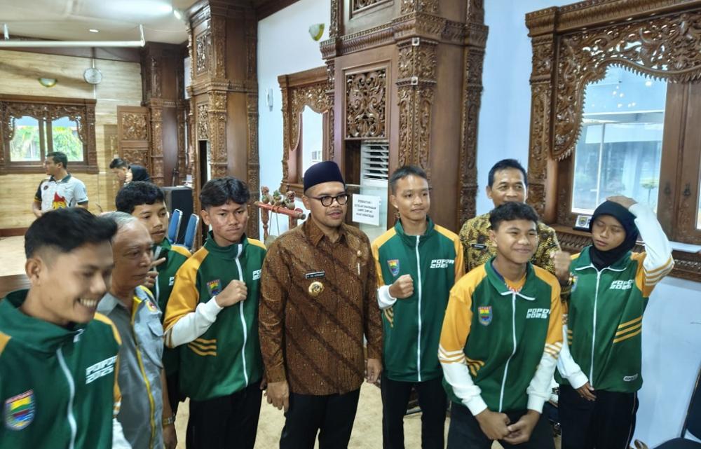 Bupati Batang Minta, Anak-anak Jangan Dibebani Target