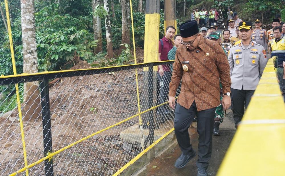 Bupati Batang Resmikan Jembatan Gantung Merah Putih Kambangan-Tombo