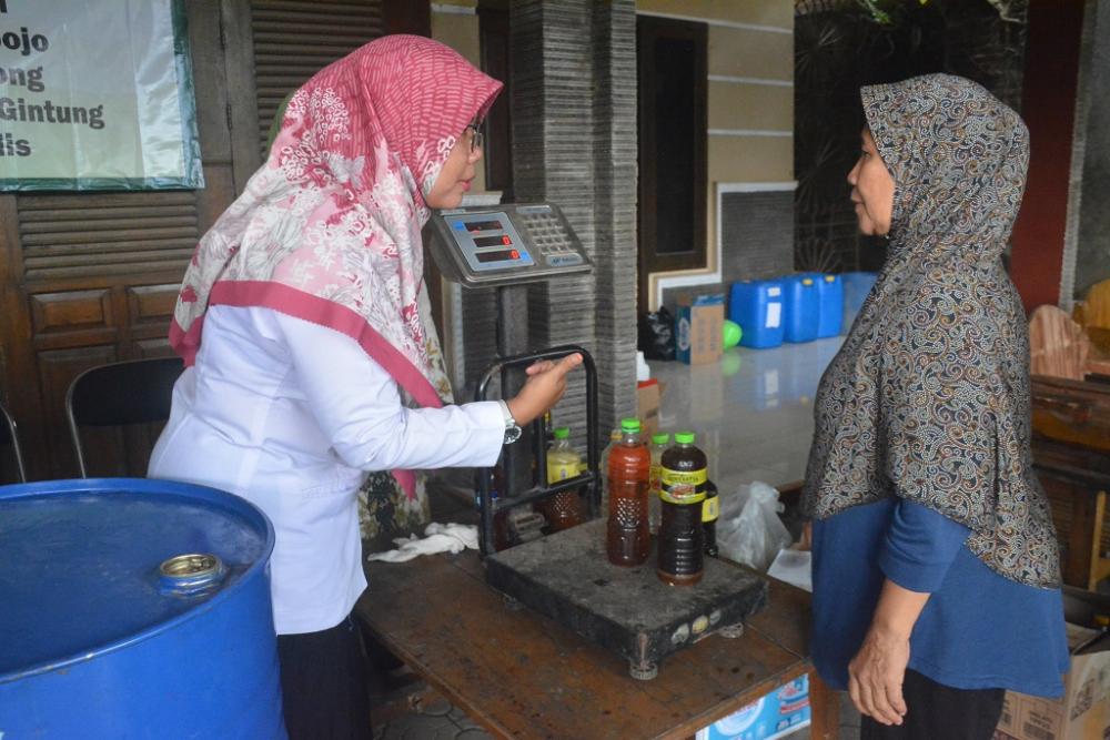 MENIMBANG MINYAK JELANTAH