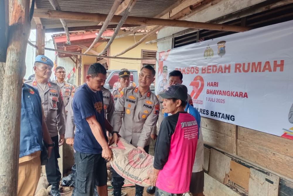 Sambut Hari Bhayangkara, Polres Batang Bedah Rumah Warga