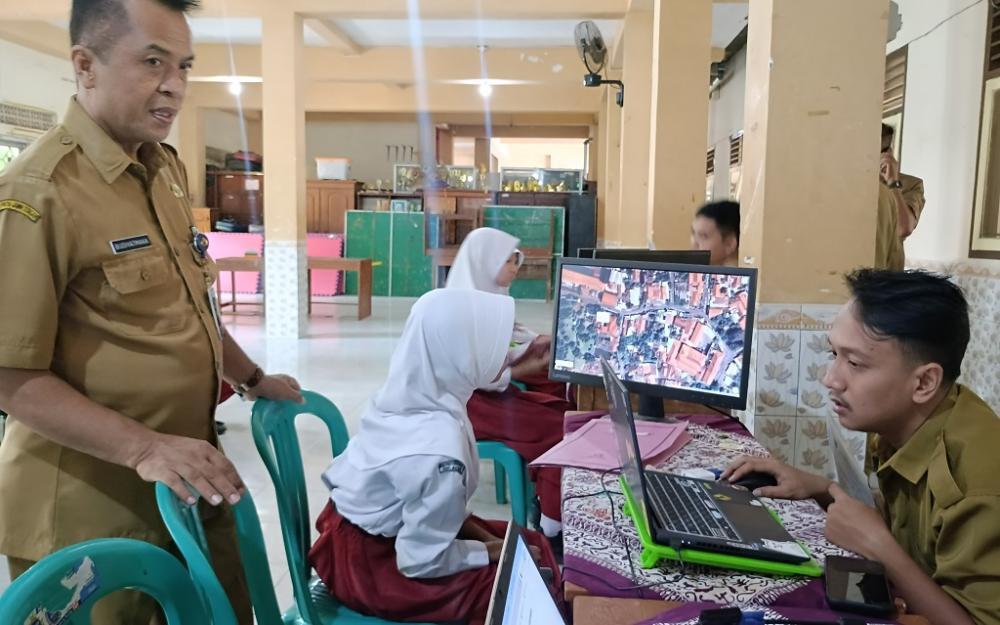 SPMB SMP Dibuka, Pendaftar Rela Datang Sejak Subuh
